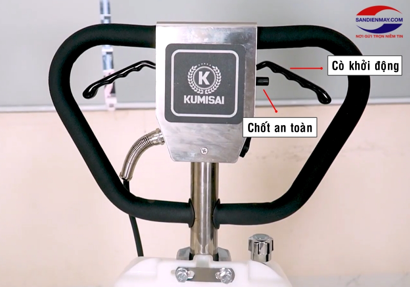 Bóp cò để khởi động máy chà sàn đơn